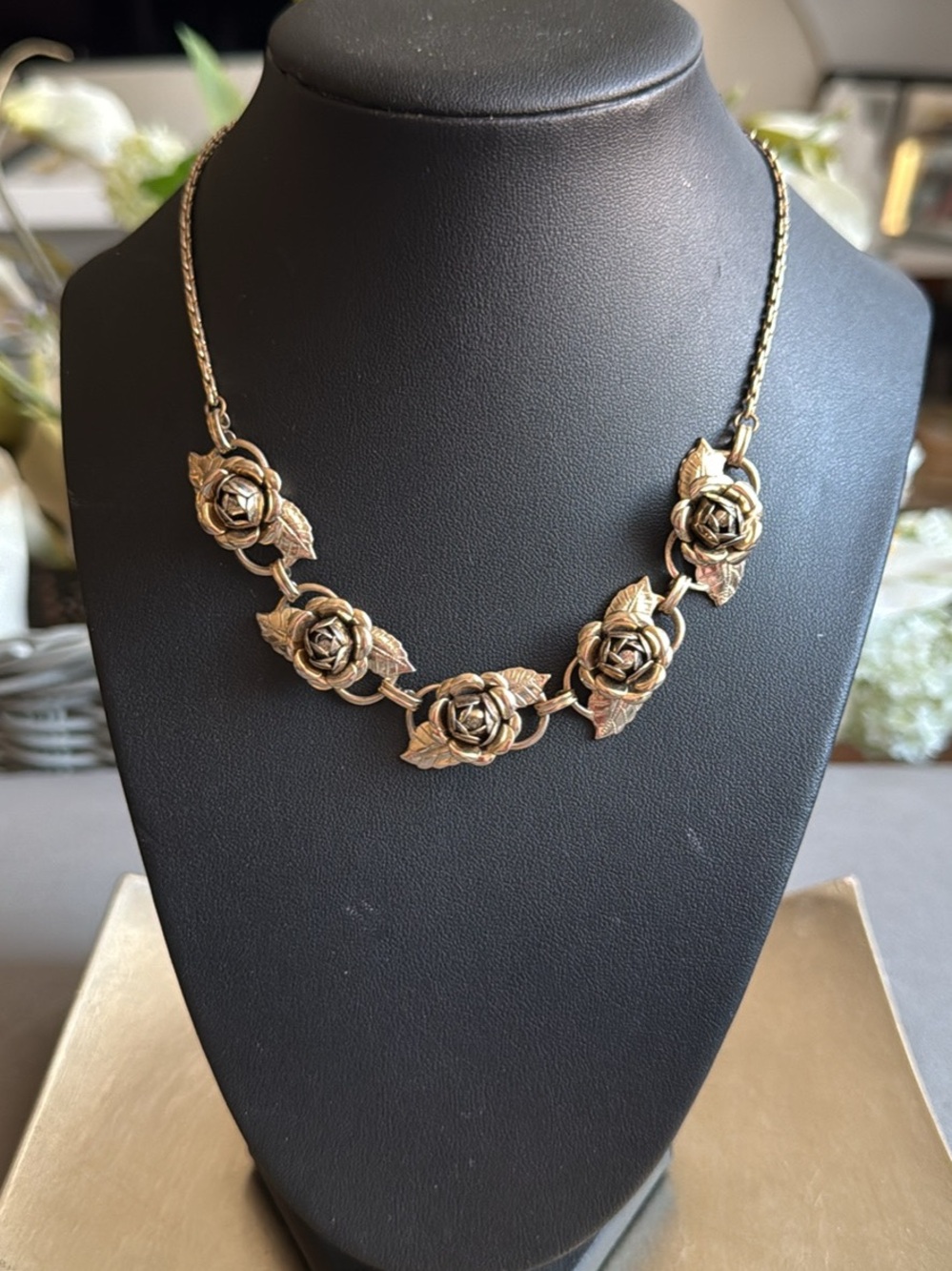 Gorgeous Vin Floral Rose Link Necklace in Gold Tone - Women's Statement Jewelry